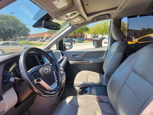 2018 Toyota Sienna XLE