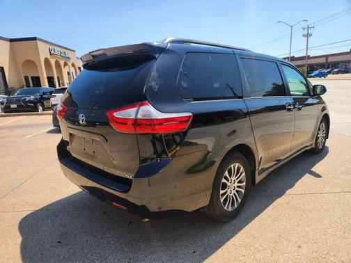 2018 Toyota Sienna XLE