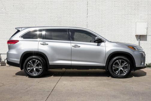 2019 Toyota Highlander LE I4
