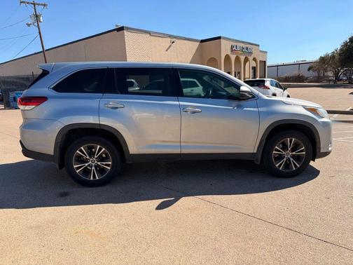 2019 Toyota Highlander LE I4