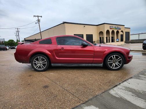 Red 2005 Ford Mustang Deluxe