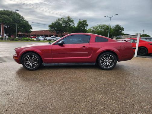 Red 2005 Ford Mustang Deluxe