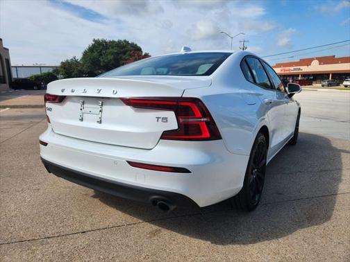 2021 Volvo S60 T5 Momentum
