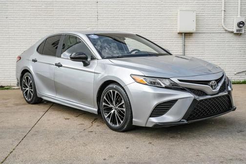 Silver 2018 Toyota Camry SE