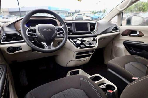 Bright White Clearcoat 2023 Chrysler Voyager LX