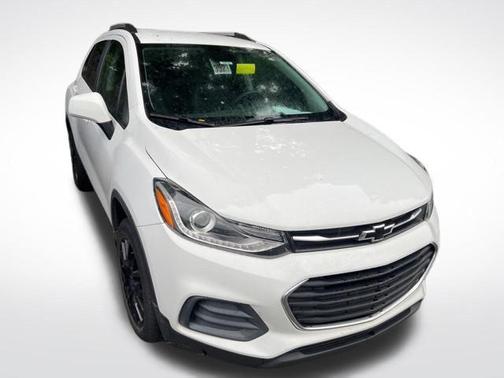 Summit White 2022 Chevrolet Trax LT