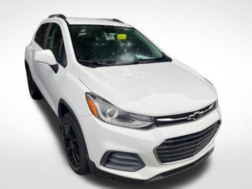 Summit White 2022 Chevrolet Trax LT
