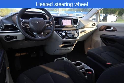 Brilliant Black Crystal Pearlcoat 2023 Chrysler Voyager LX
