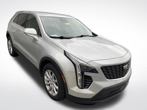 Radiant Silver Metallic 2021 Cadillac XT4 Luxury