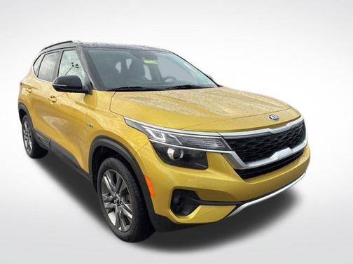 Starbright Yellow/Black Roof 2021 Kia Seltos S