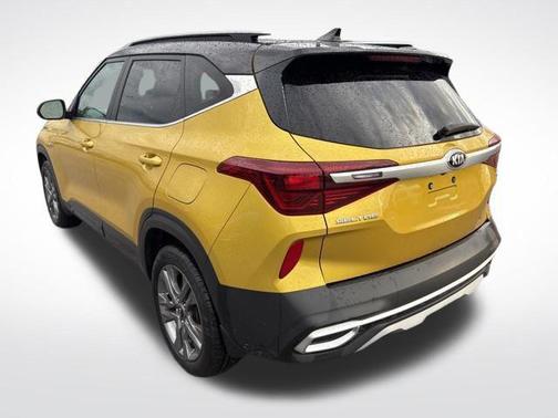Starbright Yellow/Black Roof 2021 Kia Seltos S