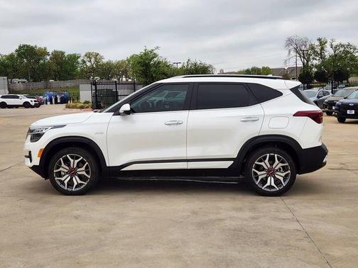 Snow White Pearl 2023 Kia Seltos SX