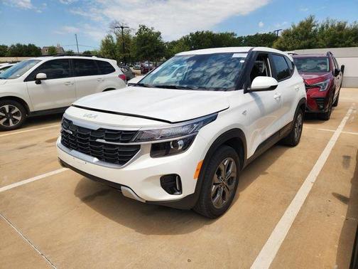 White 2026 Kia Seltos LX
