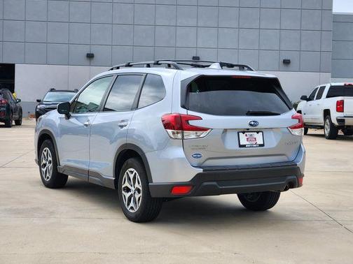Ice Silver Metallic 2023 Subaru Forester 2.5i Premium