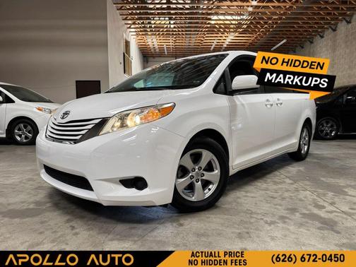 White 2015 Toyota Sienna LE