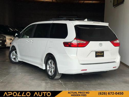 2018 Toyota Sienna LE