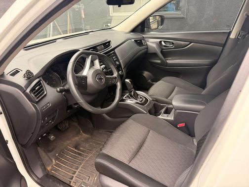 White 2017 Nissan Rogue SV