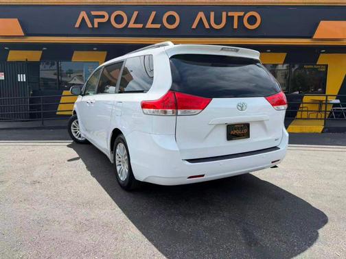 White 2014 Toyota Sienna XLE