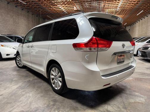 White 2014 Toyota Sienna Limited