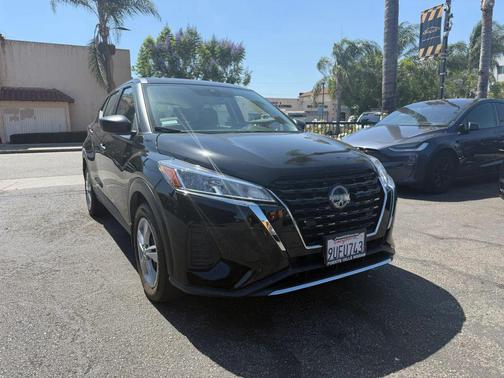 Black 2024 Nissan Kicks S