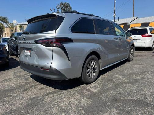 2025 Toyota Sienna LE