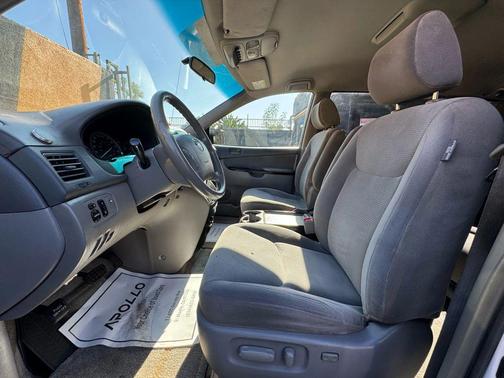 White 2005 Toyota Sienna LE