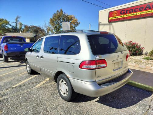 2001 Toyota Sienna LE