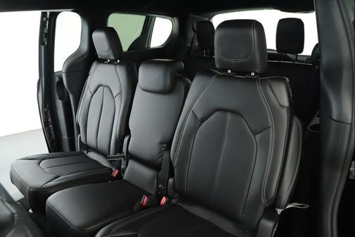 Diamond Black Crystal Pearlcoat 2026 Chrysler Pacifica L