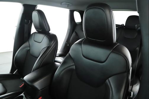 Bright White Clearcoat 2019 Jeep Cherokee Altitude