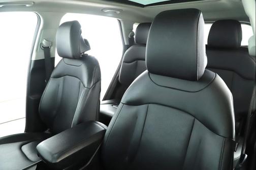 Glacial White Pearl 2023 Kia Sportage SX