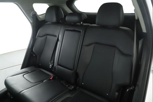 Glacial White Pearl 2023 Kia Sportage SX