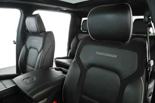 Diamond Black Crystal Pearlcoat 2024 RAM 1500 Laramie