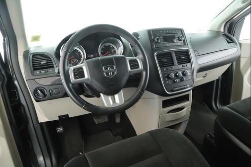 Granite Pearlcoat 2017 Dodge Grand Caravan SE