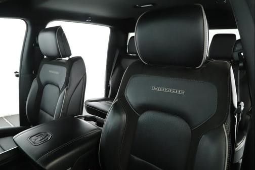 Diamond Black Crystal Pearlcoat 2023 RAM 1500 Laramie