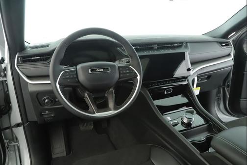 Silver Zynith 2026 Jeep Grand Cherokee Altitude