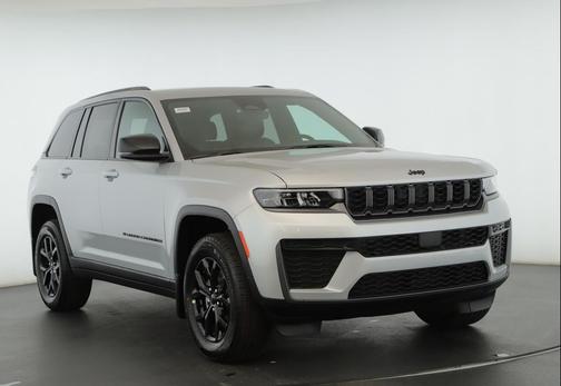 Silver Zynith 2026 Jeep Grand Cherokee Altitude