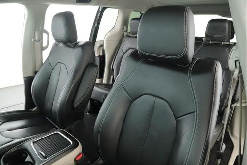 Brilliant Black Crystal Pearlcoat 2022 Chrysler Pacifica Touring L