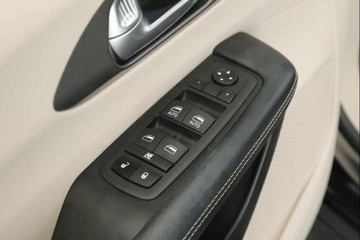 Brilliant Black Crystal Pearlcoat 2022 Chrysler Pacifica Touring L