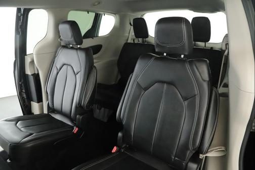 Brilliant Black Crystal Pearlcoat 2022 Chrysler Pacifica Touring L