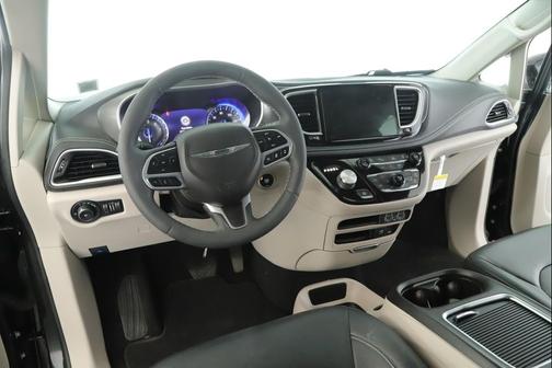 Brilliant Black Crystal Pearlcoat 2022 Chrysler Pacifica Touring L
