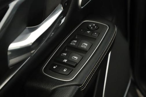 Diamond Black Crystal Pearlcoat 2022 RAM 1500 Laramie