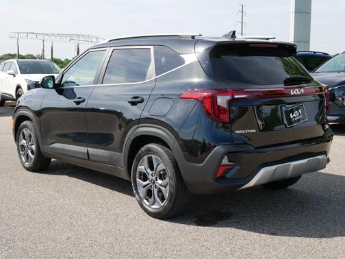 Fusion Black 2024 Kia Seltos S