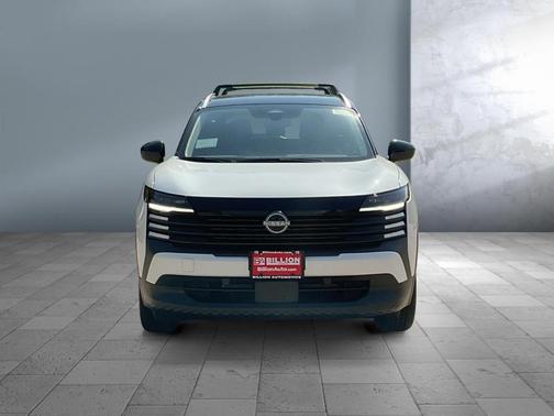 Aspen White Tricoat/Super Black 2026 Nissan Kicks SV