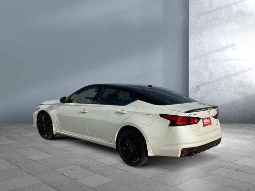 Pearl White Tricoat/Super Black 2026 Nissan Altima SR AWD
