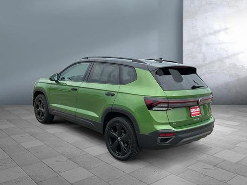Bright Moss Green Metallic/Deep Black Roof 2025 Volkswagen Taos 1.5T SE Black