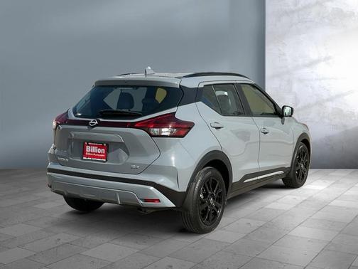 Boulder Gray Pearl 2023 Nissan Kicks SR