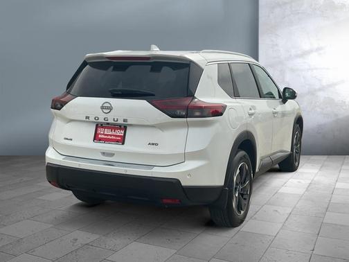 Everest White Pearl 2025 Nissan Rogue SV