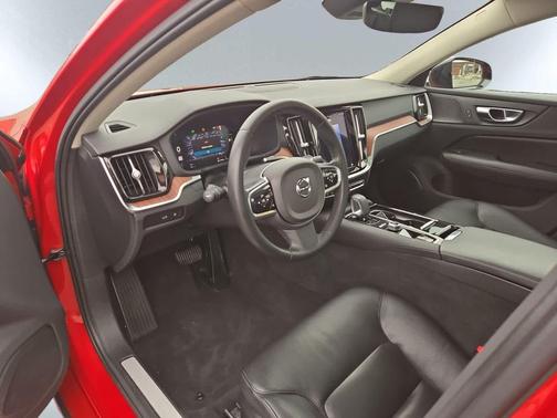 2023 Volvo S60 Recharge Plug-In Hybrid T8 Plus Dark Theme