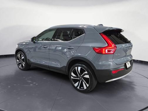 2023 Volvo XC40 B4 Plus Bright Theme