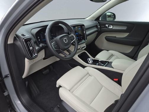 Vapour Grey Metallic 2025 Volvo XC40 B5 Ultra Bright Theme